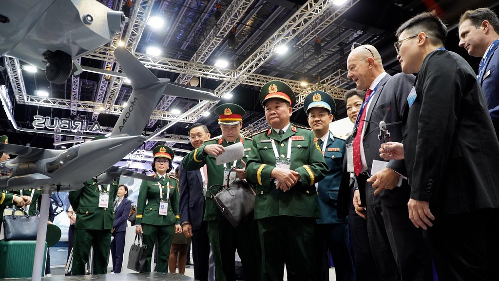 Thượng tướng Hoàng Xuân Chiến và Đoàn Việt Nam tham quan các gian hàng của Tập đoàn Airbus. Ảnh: Kiều Trinh