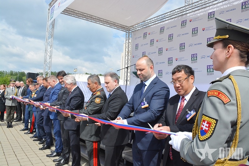 Senior Lieutenant General Pham Hoai Nam attends the opening of the IDEB 2026 Defense Exhibition in Slovakia